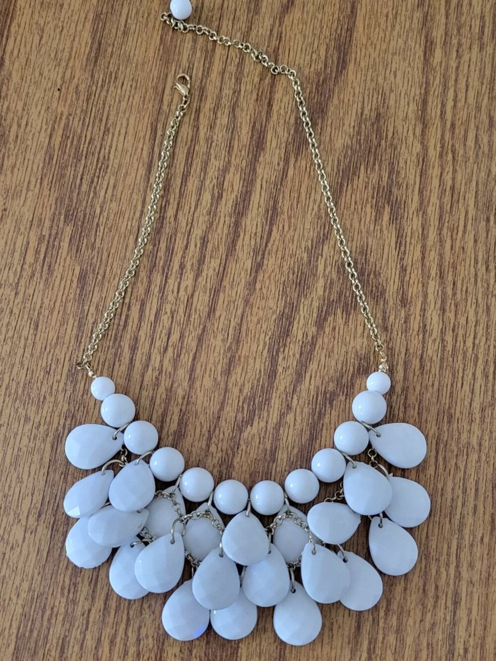 Lia Sophia White Statement Bib Necklace – Bold & Elegant Fashion Jewelry
